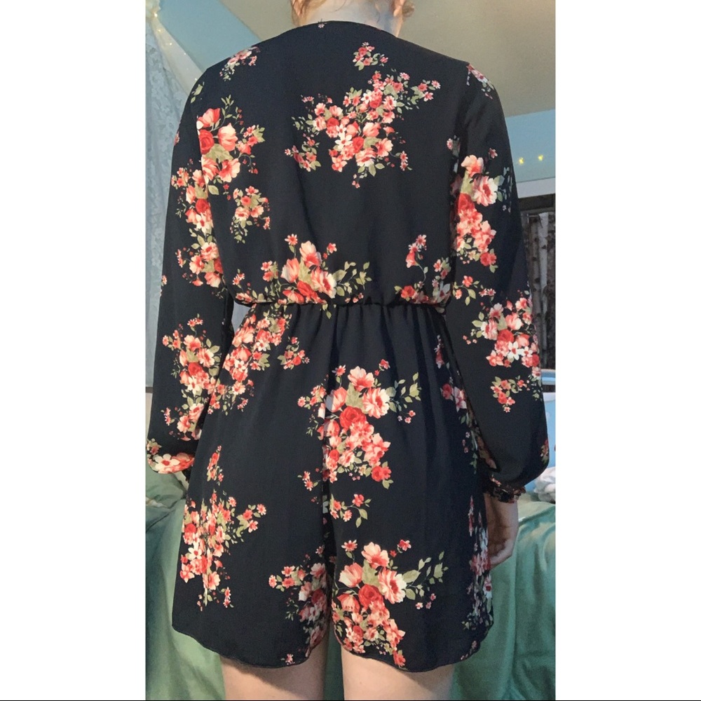 Flowy Flower Patterned Romper - Picture 3 of 3
